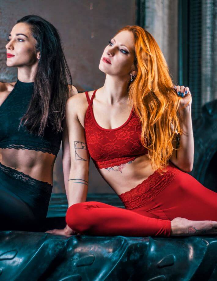 Krajková sportovní podprsenka na modelech, černá a červená variant, ideální na pole dance.