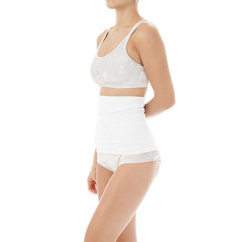 Chauffe-dos pour l’échauffement et le stretching, montré sur une danseuse en tenue de sport blanche.